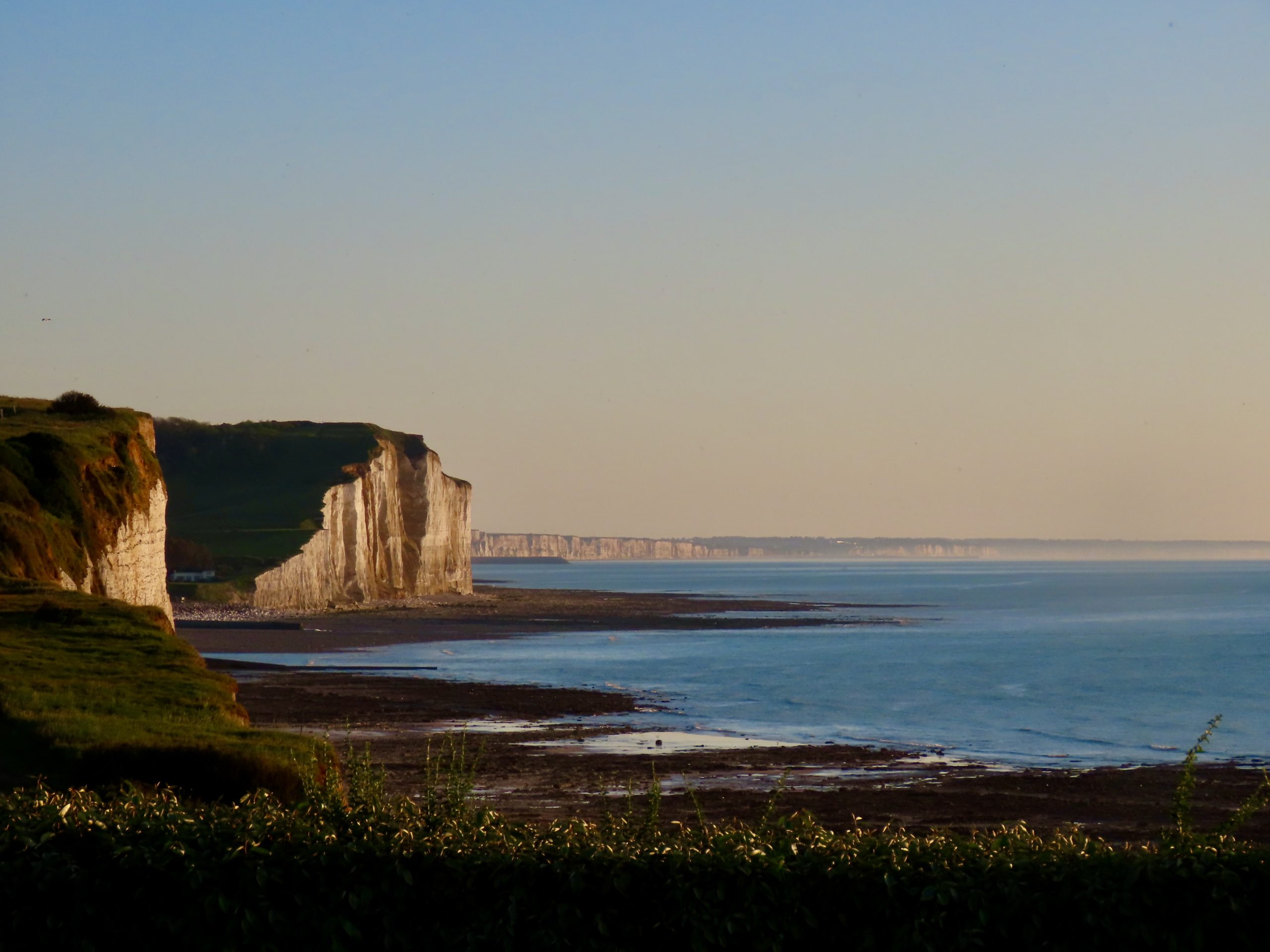 Het zandstrand van Mesnil-Val bij eb